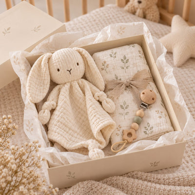 Coffret cadeau de naissance avec doudou lapin, lange et attache-tétine