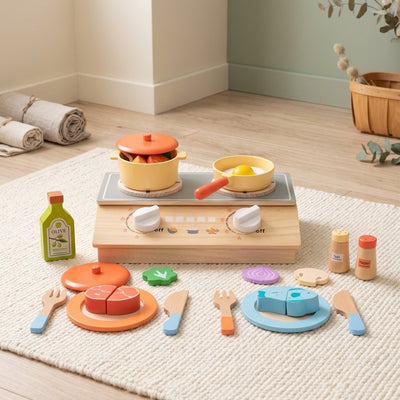 Dînette en bois avec réchaud deux feux, casserole, poêle et aliments à couper sur un tapis