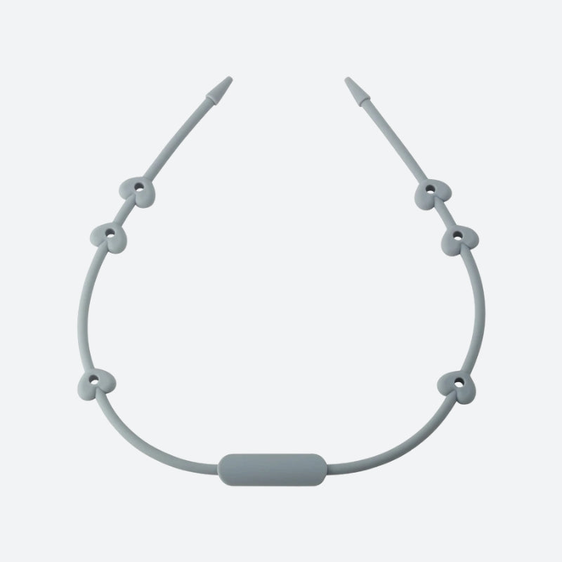 attache doudou tetine en gris sur fond gris