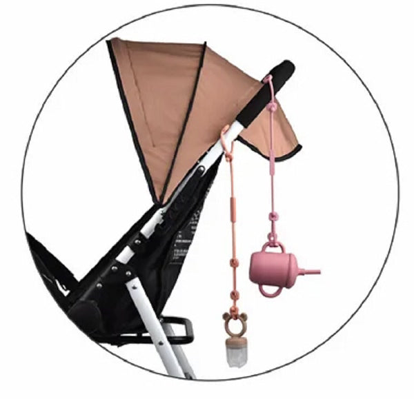 Attache doudou - tétine avec coeurs rose et orange avec verre à paille rose pour bébé et grignoteuse ours attaché à la poignée de  la poussette noir et rose Image