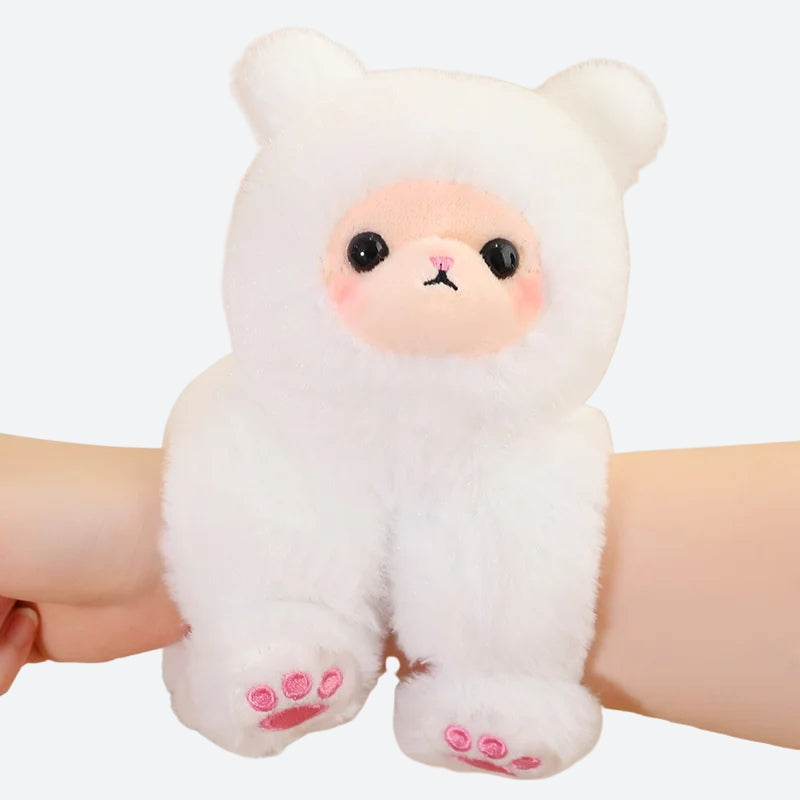 Découvrez PITCH, le mini doudou alpaga, qui se transforme en bracelet pratique pour accompagner bébé partout où il va. Doux, mignon et polyvalent, PITCH est le compagnon parfait pour bébé et maman.