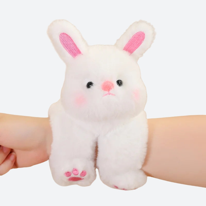 Découvrez BIDOCHE, le mini doudou lapin bracelet, un compagnon mignon et pratique pour votre bébé. Doux, câlin et polyvalent, BIDOCHE peut être porté comme un bracelet ou attaché à divers équipements pour bébé, offrant ainsi un réconfort constant à votre petit lors de ses déplacements.
