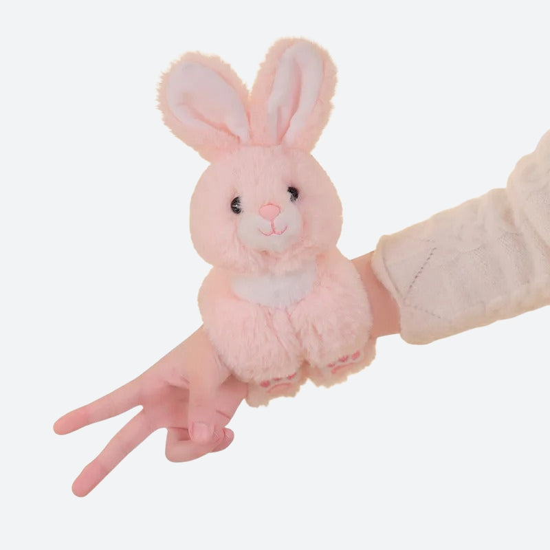 Découvrez PEPITO, le mini doudou lapin porté comme un bracelet sur fond blanc