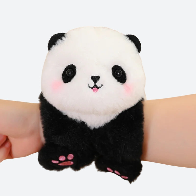 KAWAIA, le mini doudou panda bracelet porté au bras