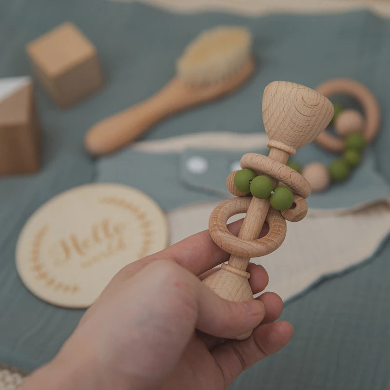 Coffret bébé bleu - ROMUALD présenté , en première le hochet de bois avec ses perles vertes