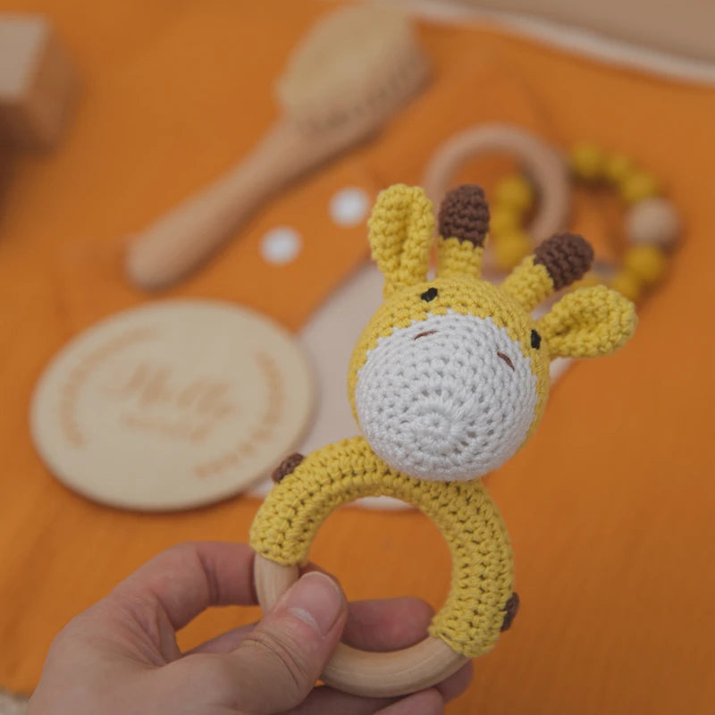 hochet girafe au crochet devant le  Coffret doudou girafe - ANTOINE