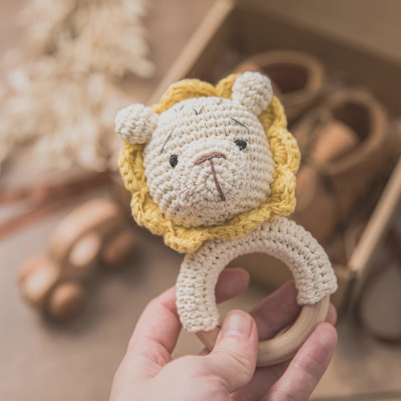 le lion au crochet du Coffret doudou lion - SAMUEL présenté