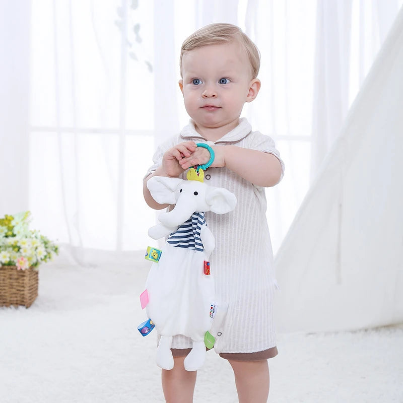 Doudou Éléphant blanc avec étiquettes et anneau  sur la tête avec un enfant jouant avec lui