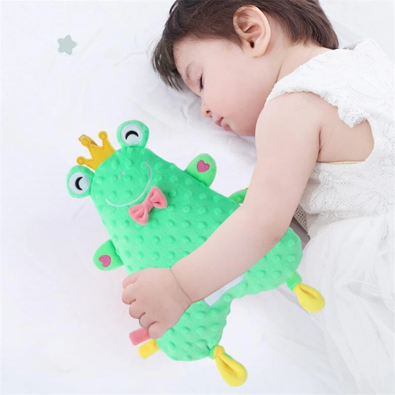 doudou grenouille verte / doudou verte / doudou plat / doudou peluche grenouille / doudou plat grenouille avec un enfant endormi /  anneau de dentition