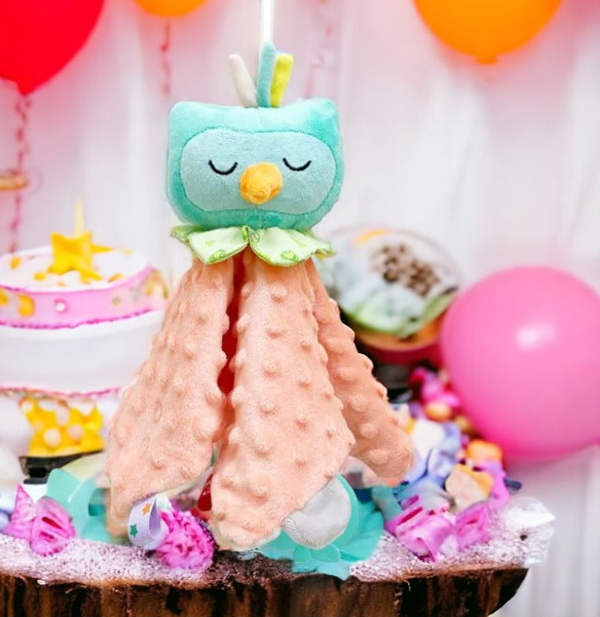 Doudou Hiboux Carré Rose à tête bleu et aux yeux fermés