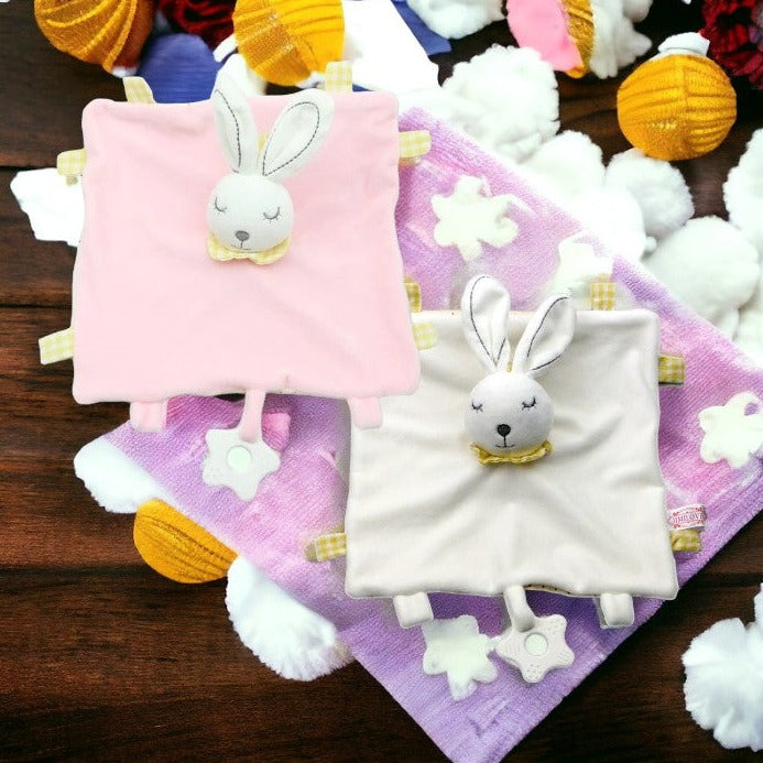 doudou lapin blanc avec étiquettes, t-shirt à fleur rose et anneau de suspension. doudou lapin/ doudou blanc/ doudou plat/ doudou peluche/ doudou étiquettes/ doudou garçon / doudou tout doux/ doudou fille / doudou bébé / doudou rose / anneau de dentition /