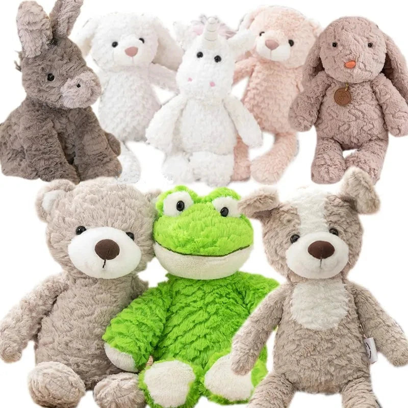 8 peluches sur deux rangées, en haut de gauche à droite, l'ane gris, le lapin blanc, la licorne blanche, le lapin rose, le lapin marron avec pendentif, et sur la rangée de bas l'ours gris, la grenouille verte et le chien bicolore