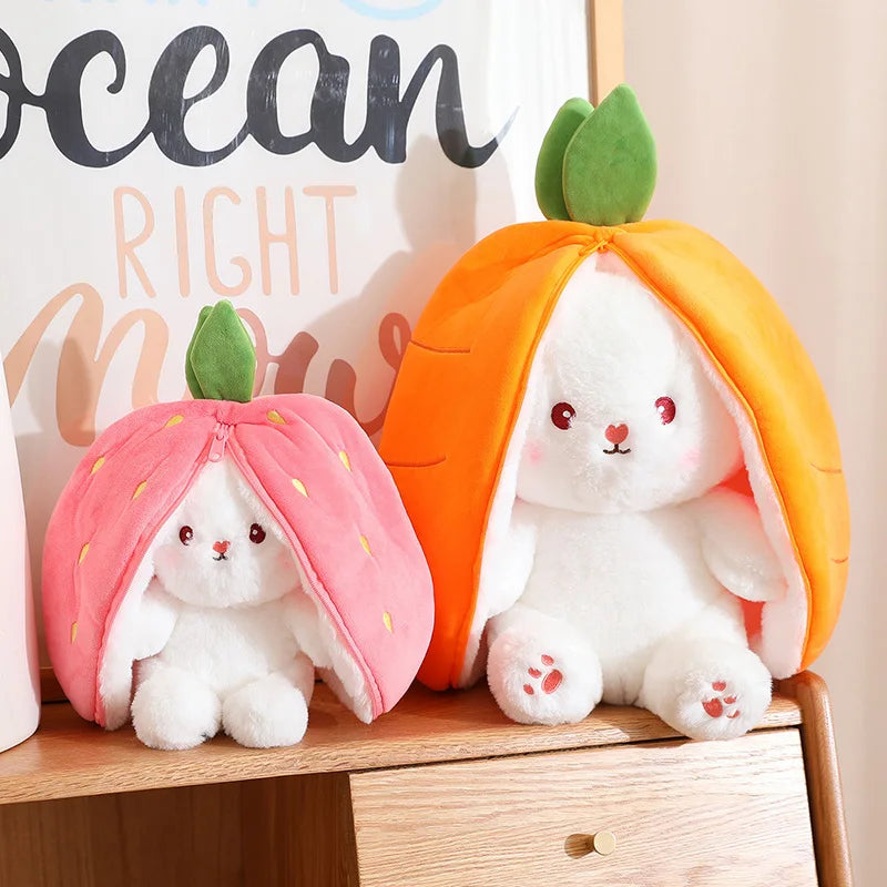 deux peluches lapins blancs de deux tailles différentes posées sur un meuble en bois avec tiroir. un tableau avec écriture est placé juste derrière