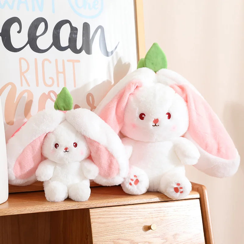 deux peluches lapins blancs de deux tailles différentes posé ur un meuble en bois avec tiroir. un tableau avec écriture  est placé juste derrière