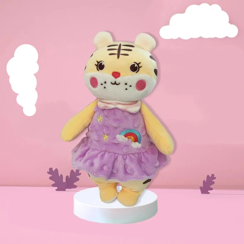 peluche tigre en robe violette avec deux étoiles et un arc en ciel sur la robe. Dans un décors violacé Image