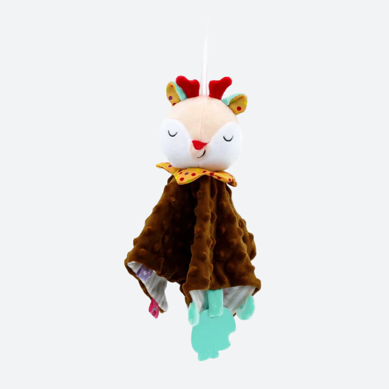 doudou cerf marron à tête beige, aux yeux fermés et aux bois rouge. avec un anneau de dentition bleu en forme de pomme croquée