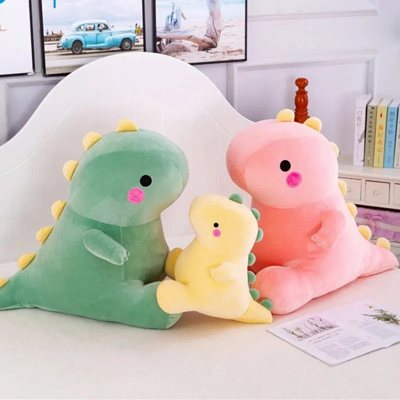 peluche dinosaure vert avec crête jaune, avec peluche dinosaure jaune avec crête verte , avec peluche dinosaure rose avec crête jaune