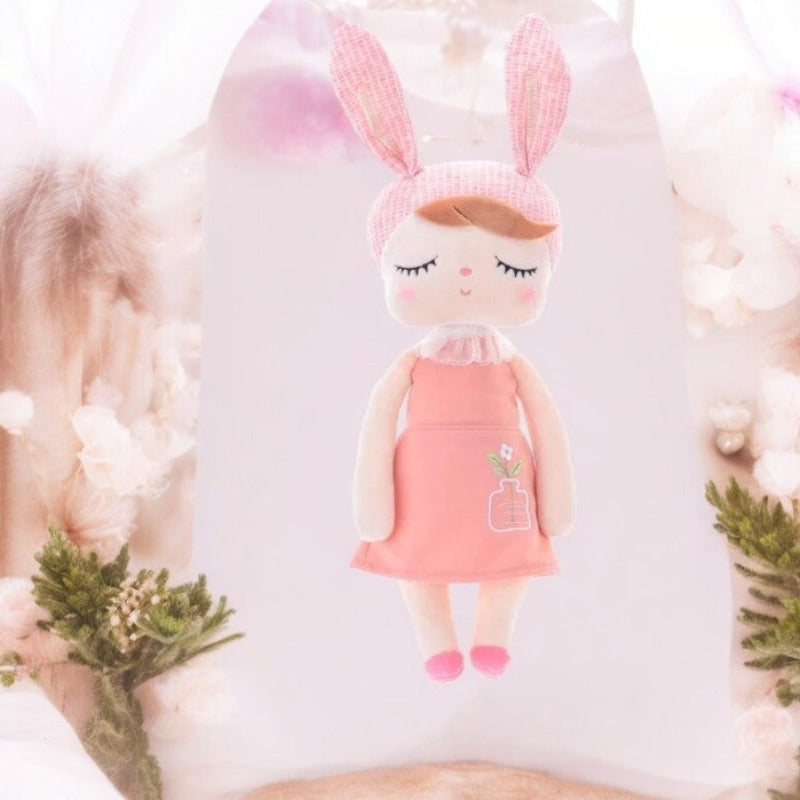 ANGELICA, le doudou fée Dolls, est une compagne magique de 34 cm, conçue pour égayer les journées de votre enfant. Avec ses oreilles de lapin rose, sa robe rose et ses ballerines assorties, cette adorable fée rousse devient rapidement le meilleur ami de votre petit(e), lui offrant réconfort et enchantement tout au long de la journée.