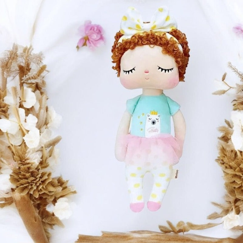 APRIL, le doudou fée Dolls de 34 cm, est une compagne enchantée aux bouclettes rousses, prête à vivre des aventures magiques. Avec sa tenue adorable et ses détails soignés, elle éveille l'imagination et invite à des jeux merveilleux.