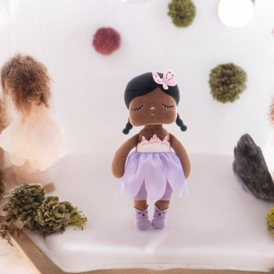 BRIGITTE, le doudou fée Dolls, est une compagne magique de 34 cm, conçue pour égayer les journées de votre enfant. Avec sa peau couleur chocolat, ses nattes, sa robe violette et ses ballerines assorties, cette adorable fée devient rapidement le meilleur ami de votre petit(e), lui offrant réconfort et enchantement tout au long de la journée.