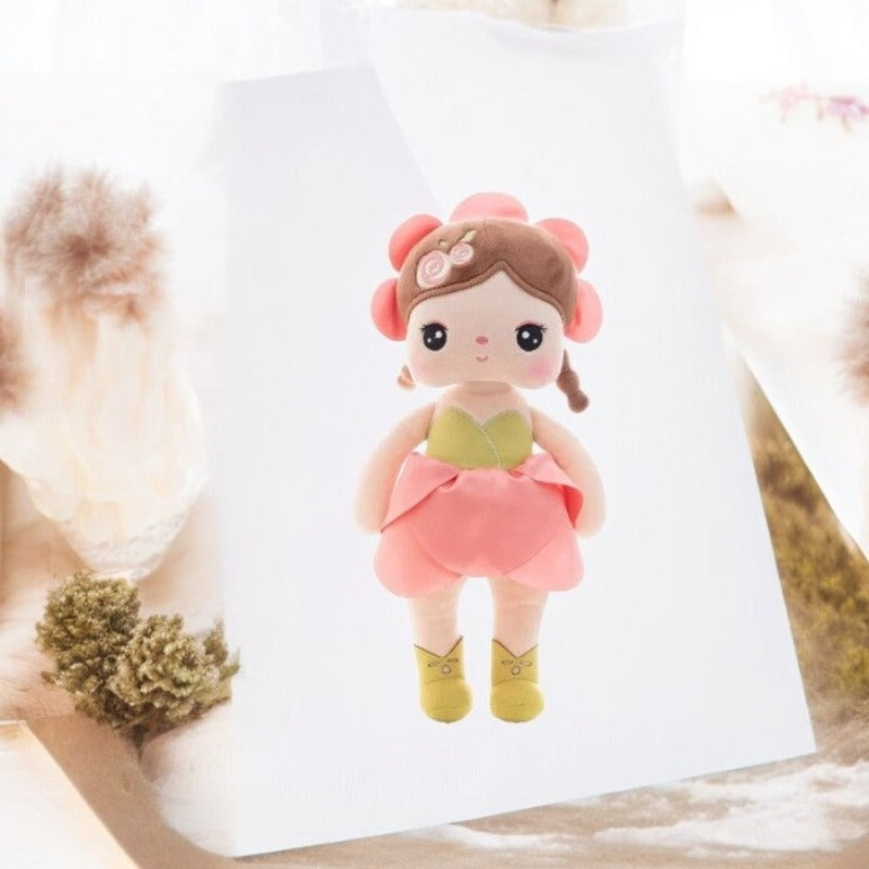 GISELLE, le doudou fée Dolls, est une compagne magique de 34 cm, conçue pour égayer les journées de votre enfant. Avec ses nattes chocolat, sa robe rose, son serre-tête assorti, son haut et ses ballerines feuillage, cette adorable fée devient rapidement le meilleur ami de votre petit(e), lui offrant réconfort et enchantement tout au long de la journée.