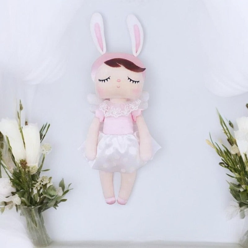 JESSICA, le doudou fée Dolls, est une compagne magique conçue pour éveiller l'imagination de votre enfant. Avec sa robe de princesse blanche et ses oreilles de lapin blanches et roses, cette adorable fée de 34 cm deviendra rapidement le meilleur ami de votre petit(e), lui offrant confort et enchantement tout au long de la journée.