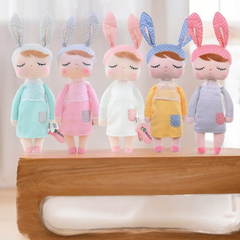 Les dolls JUNE-MELINA-NOVA-ZOEY-SUZANNA se trouvent à coté les unes des autres sur cette image.