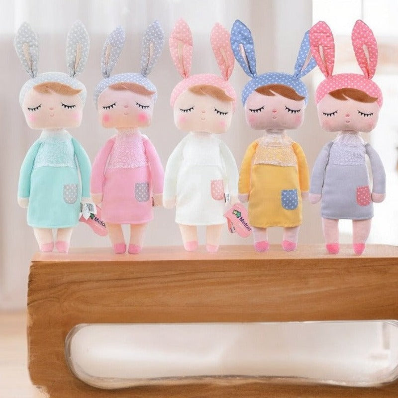 JUNE-MELINA-NOVA-ZOEY-SUZANNA sont alignées sur un présentoir en bois Image