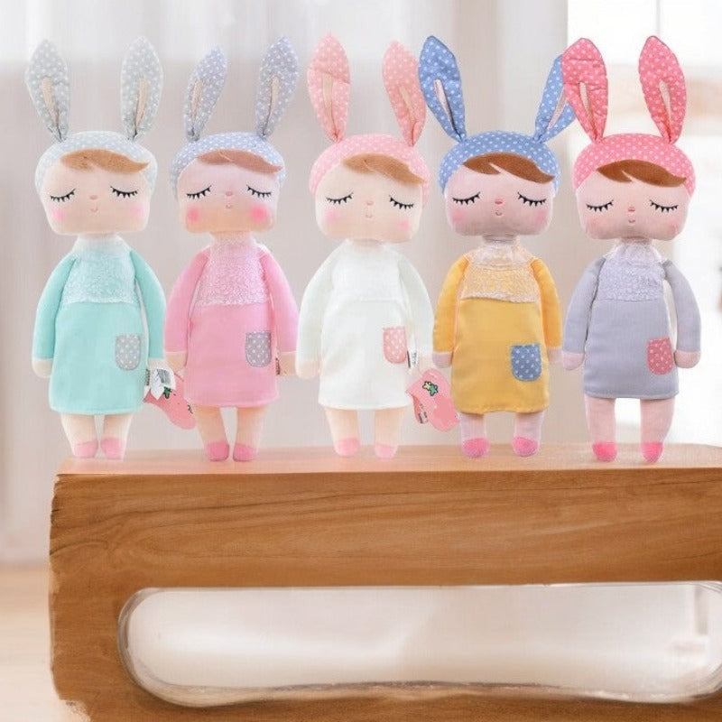 JUNE-MELINA-NOVA-ZOEY-SUZANNA_sont toutes alignées sur un présentoir de bois Image