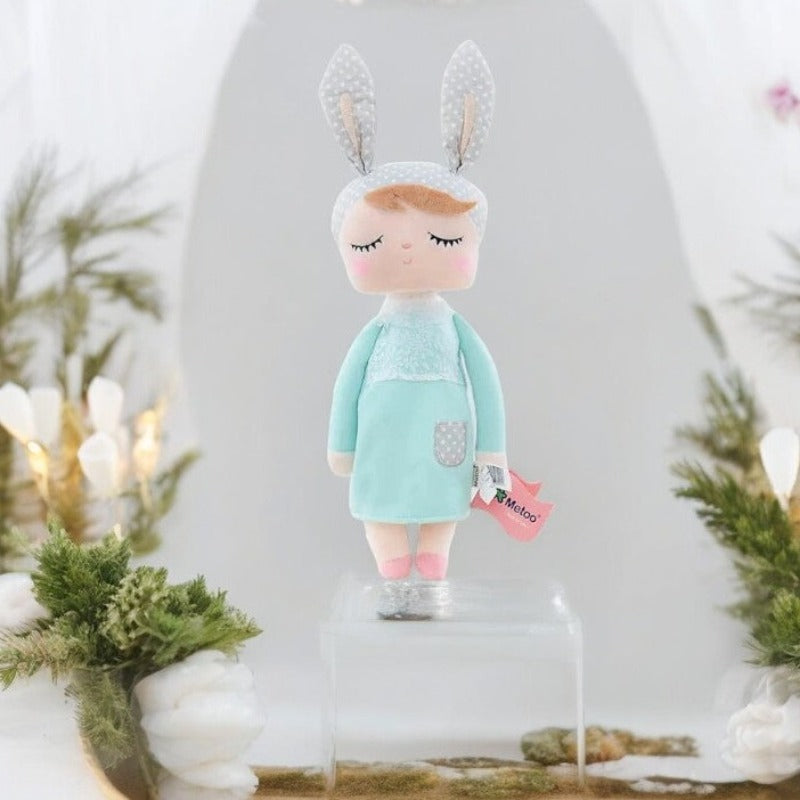 JUNE, le doudou fée Dolls de 34 cm, est une compagne magique qui apporte réconfort et émerveillement. Avec ses détails soignés, tels que ses oreilles de lapin, sa robe bleu ciel et ses oreilles à pois, elle stimule l'imagination et invite à des jeux enchantés.