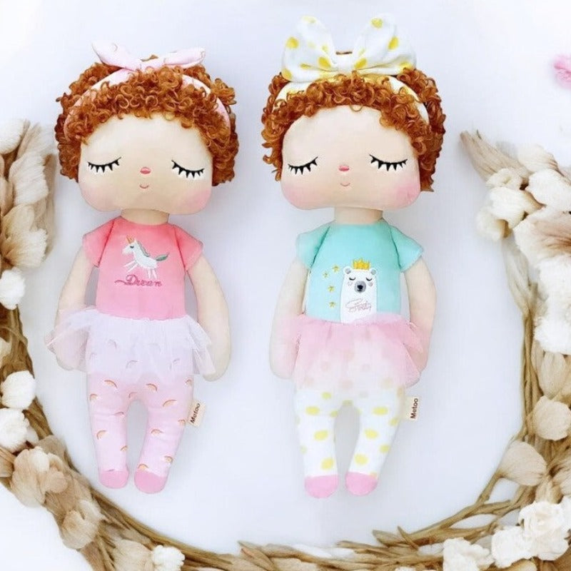 LILI et APRIL se trouvent cote à cote sur cette image