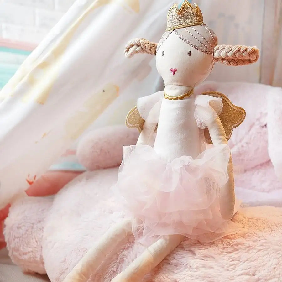 MARA est une adorable poupée fée de 50 cm, dotée d'ailes dorées scintillantes, d'un tutu rose magnifique, d'un collier élégant, de couettes tressées horizontales et d'une couronne dorée qui ajoute une touche de royauté à son apparence. Image