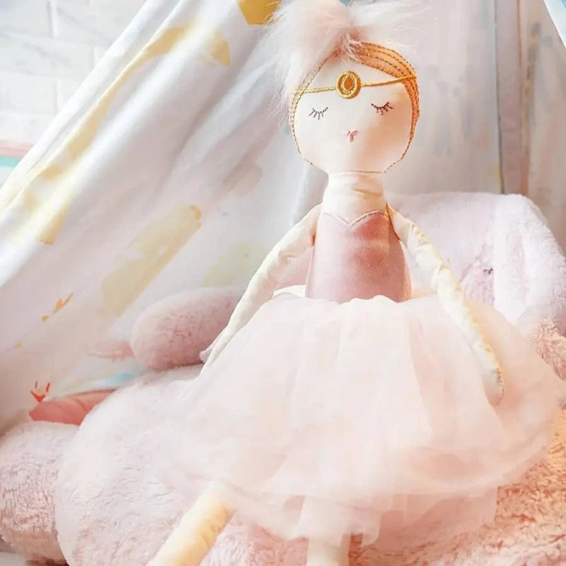 MIRABELLA est une adorable poupée fée de 50 cm, dotée d'une robe tutu étincelante, de bijoux de tête brodés et d'une coiffe de poils élégante. Elle est prête à rejoindre votre enfant dans ses jeux imaginaires et à lui apporter une touche de magie dans chaque moment. Image
