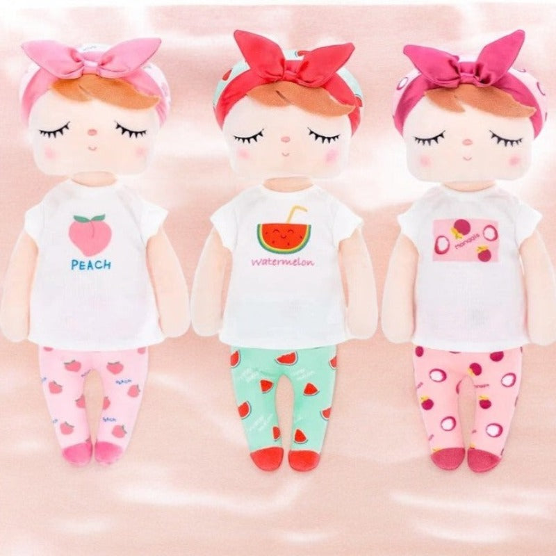 Sur cette image _PATY_-_ARIA_-_MASHA se trouvent toutes alignées