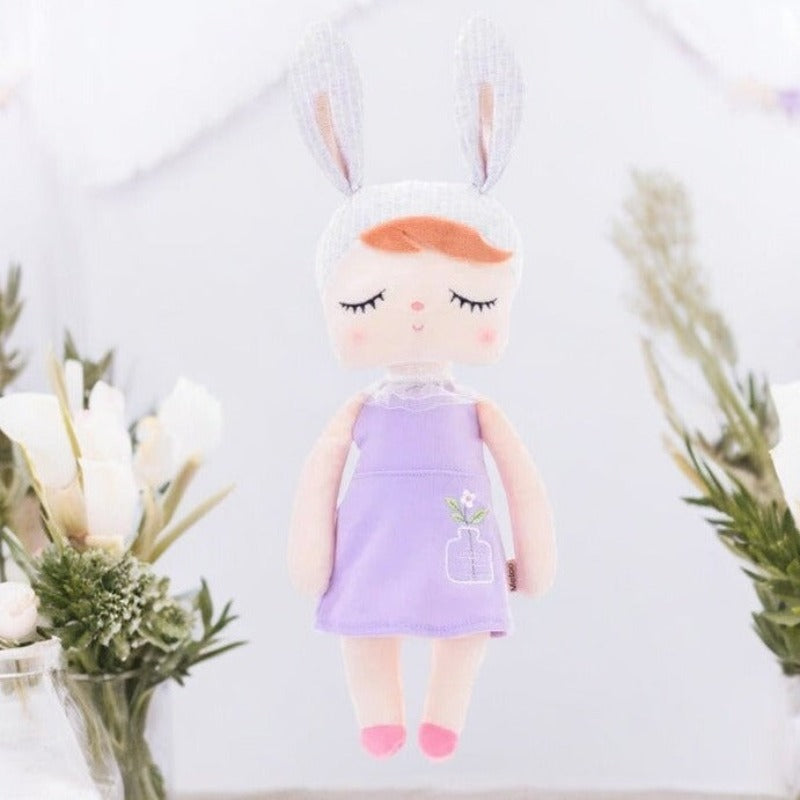 SYLVIE, le doudou fée Dolls, est une compagne magique de 34 cm, conçue pour émerveiller votre enfant. Avec ses oreilles de lapin claires et sa robe violette, cette adorable fée rousse devient rapidement le meilleur ami de votre petit(e), lui offrant réconfort et enchantement tout au long de la journée.