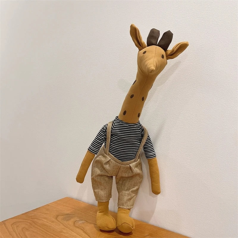 Doudou girafe habillée en marron