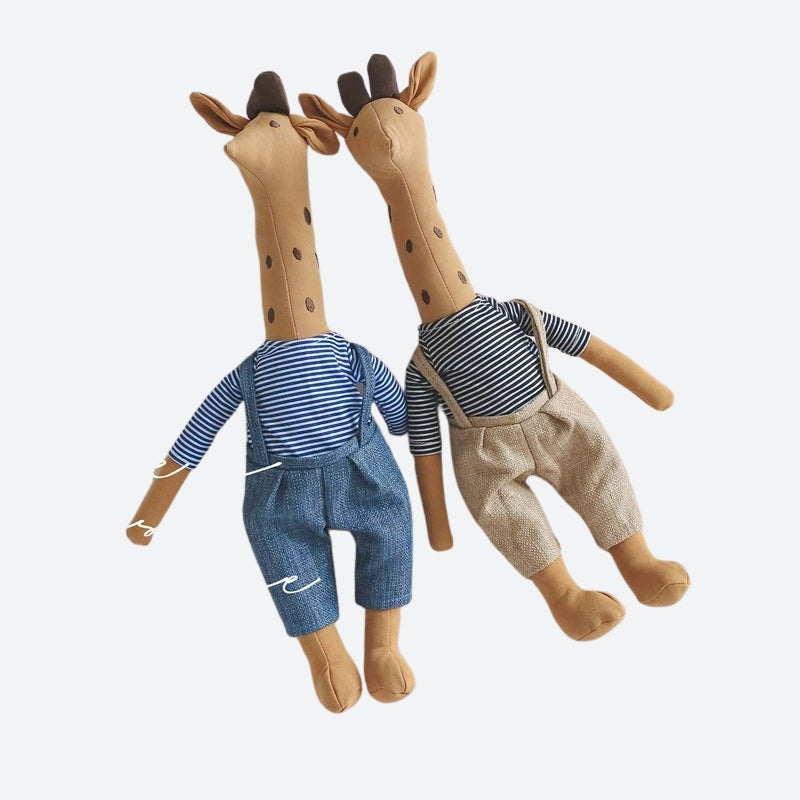 Doudou girafe habillée en marron et bleu sur fond gris