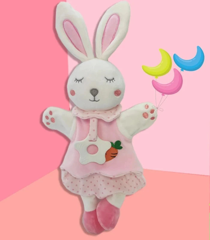 doudou lapin blanc avec étiquettes, t-shirt à fleur rose et anneau de suspension. doudou lapin/ doudou blanc/ doudou plat/ doudou peluche/ doudou étiquettes/ doudou garçon / doudou tout doux/ doudou fille / doudou bébé / doudou rose / anneau de dentition / 