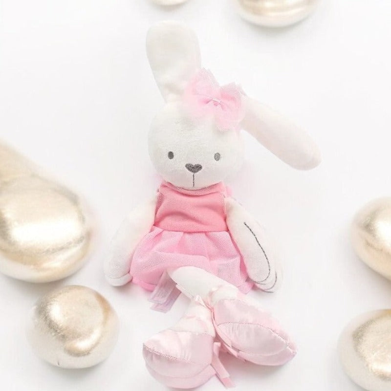 LEA, le lapin bébé en peluche vêtu d'une adorable robe rose, de ballerines et d'un noeud sur la tête. Cette peluche ravissante sera le compagnon idéal pour votre enfant.