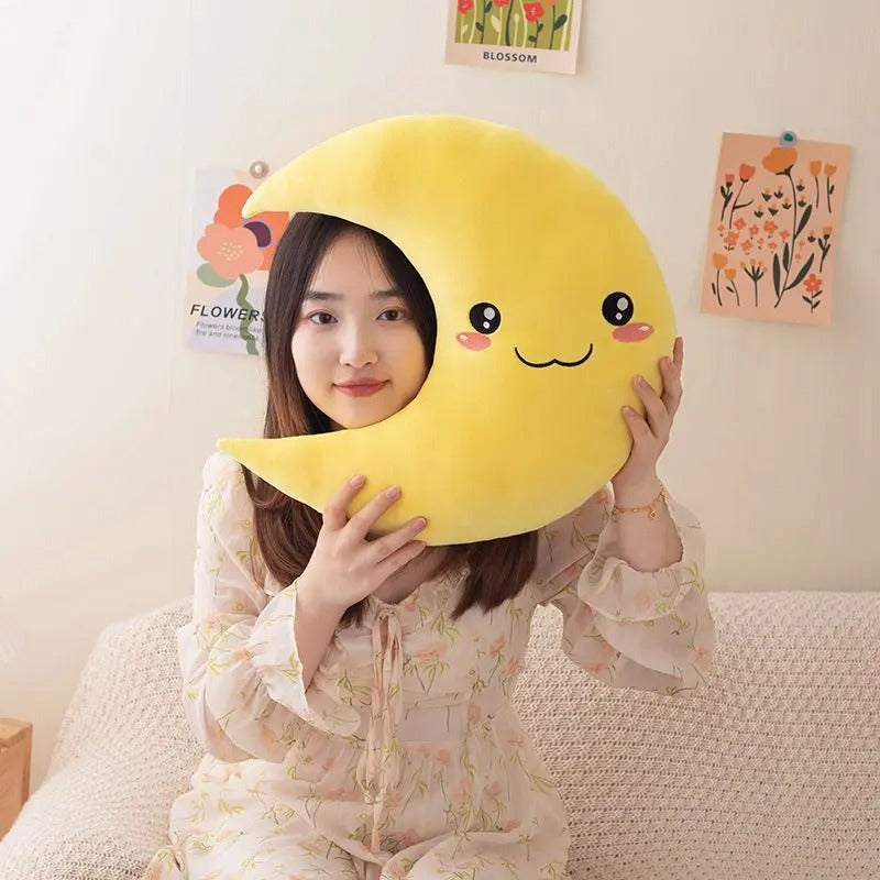 Doudou lune kawaii jaune de face tenu par une jeune femme