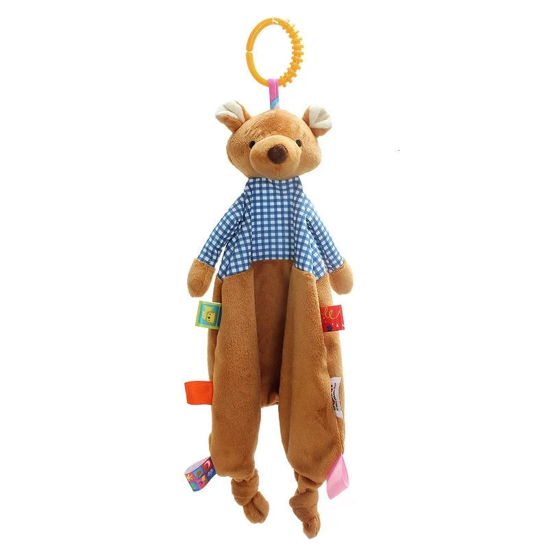 Doudou Ours marron en t-shirt bleu à carreaux, étiquettes et anneau suspendu. doudou recto/verso / doudou ours/ doudou marron/ doudou plat/ doudou peluche/ doudou étiquettes/ doudou garçon / doudou tout doux/ doudou fille / doudou bébé