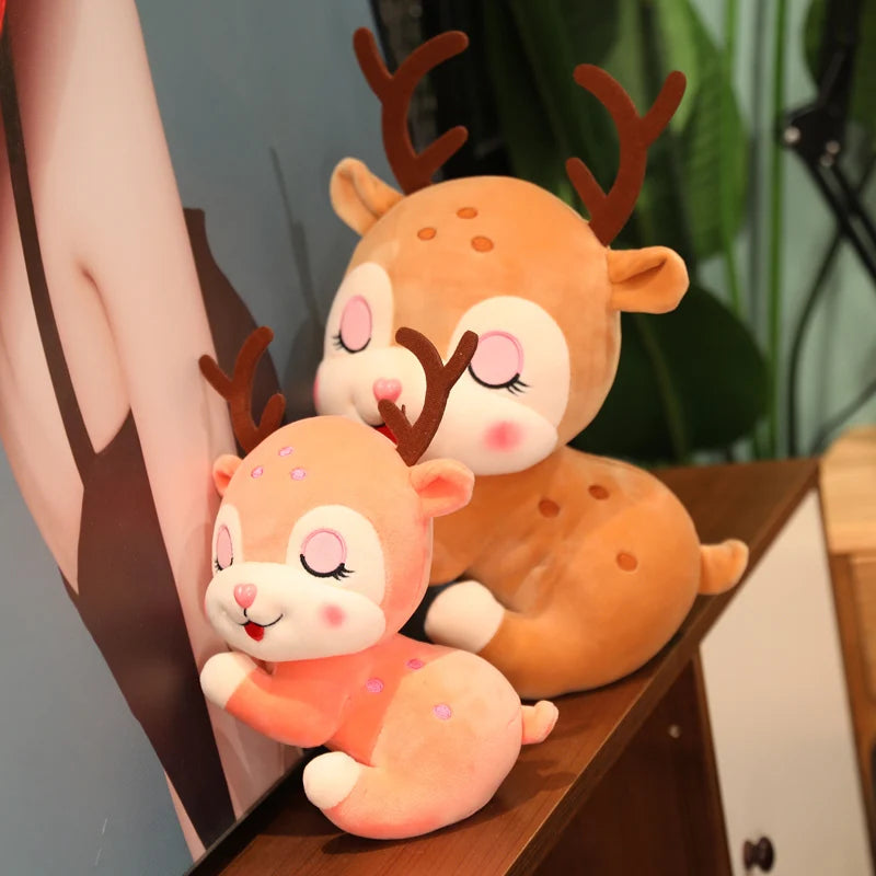 NAMIE est un doudou peluche bébé cerf doux et moelleux, parfait pour apporter réconfort et tendresse à votre enfant. Avec sa position de sommeil apaisante et sa conception adorable, NAMIE est disponible en trois tailles (17-20cm, 27-30cm, 37-40cm) et deux couleurs (brun et rose) pour convenir à toutes les préférences.*