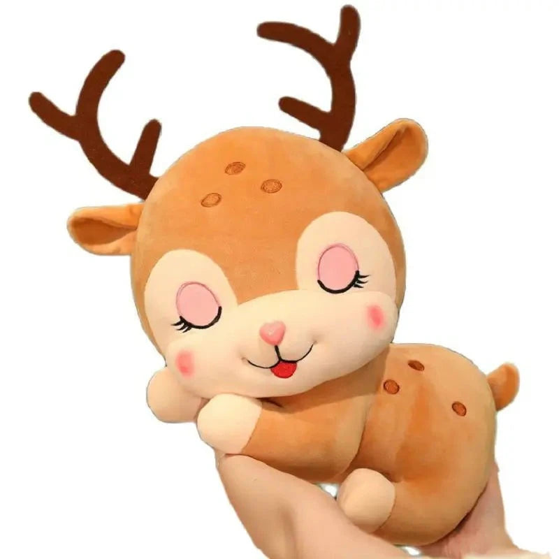 NAMIE est un doudou peluche bébé cerf doux et moelleux, parfait pour apporter réconfort et tendresse à votre enfant. Avec sa position de sommeil apaisante et sa conception adorable, NAMIE est disponible en trois tailles (17-20cm, 27-30cm, 37-40cm) et deux couleurs (brun et rose) pour convenir à toutes les préférences.