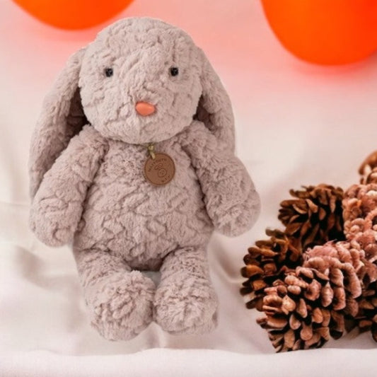 peluche lapin marron avec le museau rose et un médaillon  marron  