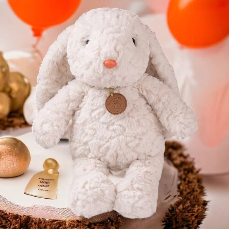 peluche lapin blanc avec le museau rose et un médaillon marron