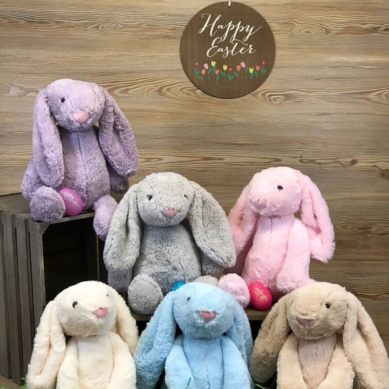 Plongez dans un monde de douceur et d'adorabilité avec TIFFANY, la peluche lapin disponible en 6 couleurs et 3 tailles différentes. Avec son pelage doux et son regard tendre, TIFFANY deviendra rapidement le compagnon préféré de votre enfant, prêt à partager d'innombrables moments de jeux et de câlins.