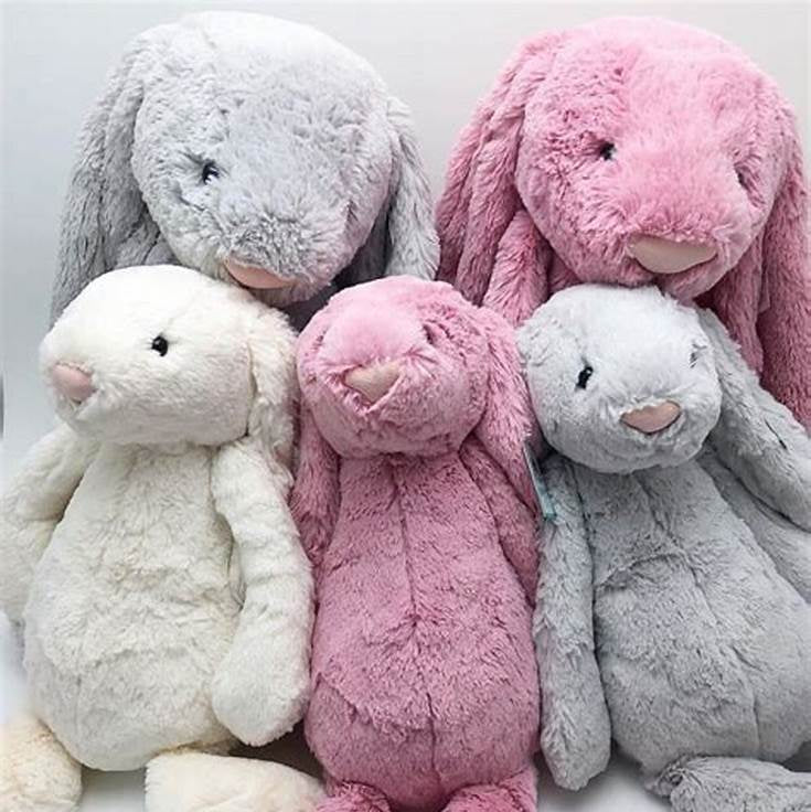 Plongez dans un monde de douceur et d'adorabilité avec TIFFANY, la peluche lapin disponible en 6 couleurs et 3 tailles différentes. Avec son pelage doux et son regard tendre, TIFFANY deviendra rapidement le compagnon préféré de votre enfant, prêt à partager d'innombrables moments de jeux et de câlins.
