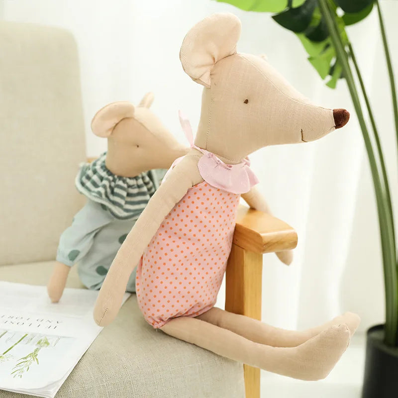 La peluche Annie la Souris en rose est un compagnon idéal pour les aventures imaginaires et les moments de tendresse. Disponible en trois tailles différentes pour s'adapter à tous les petits bras, elle apporte une touche de douceur et de réconfort dans la vie de chaque enfant.