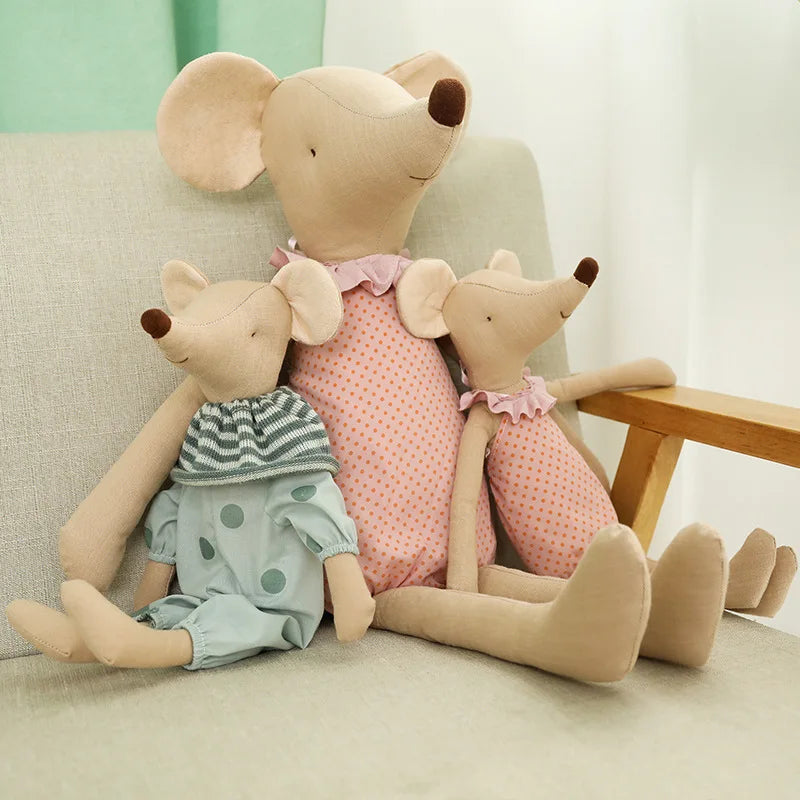 La peluche Annie la Souris en rose est un compagnon idéal pour les aventures imaginaires et les moments de tendresse. Disponible en trois tailles différentes pour s'adapter à tous les petits bras, elle apporte une touche de douceur et de réconfort dans la vie de chaque enfant. Image