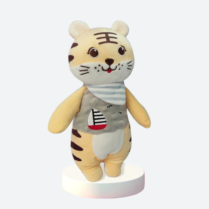  peluche tigre aevc un t-shirt aux airs marins avec un voilier dessiné dessus.